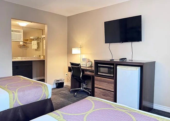 Hotel near College: Super 8 By Wyndham Guelph